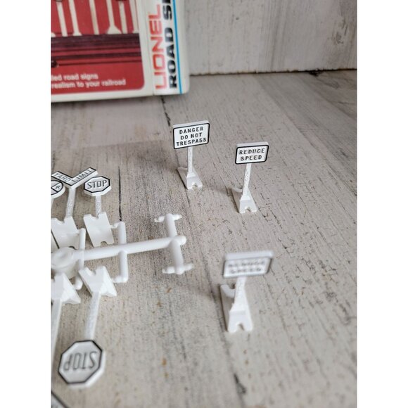 Lionel 0 and 027 Gauge Road Signs train accessory set - Picture 5 of 8